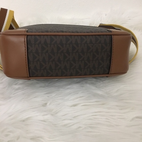 Michael Kors Crossbody Bag & passport case/wallet - Picture 7 of 8